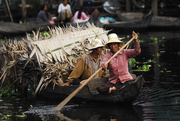 Woman paddling a boat in Kampong Phluk village in Siem Reap, Cambodia.  Photo credit: ADB, via Flickr