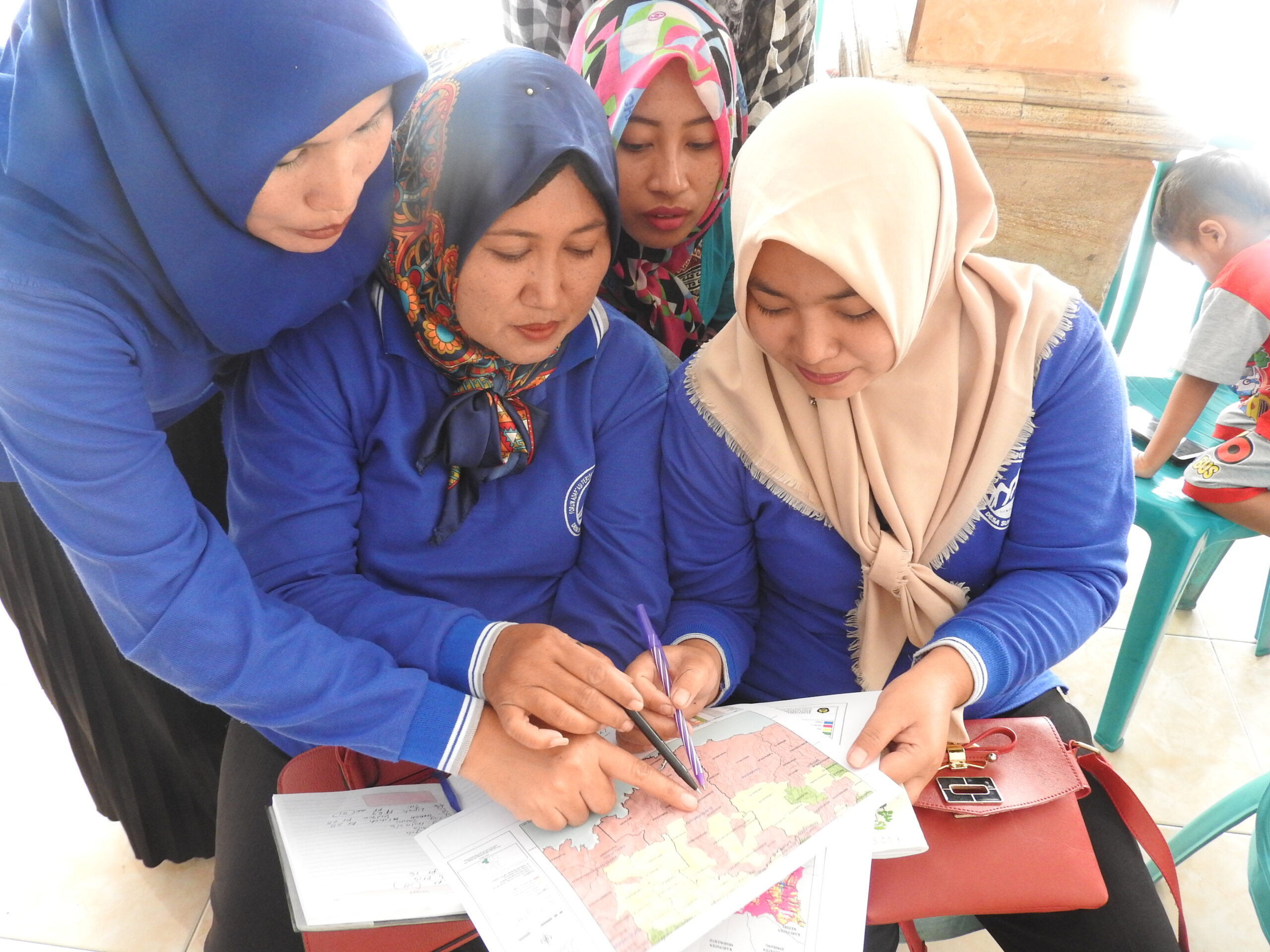 Community members in Sumberagung are involved in determining action to build resilience in their area. Photo: USAID APIK documentation