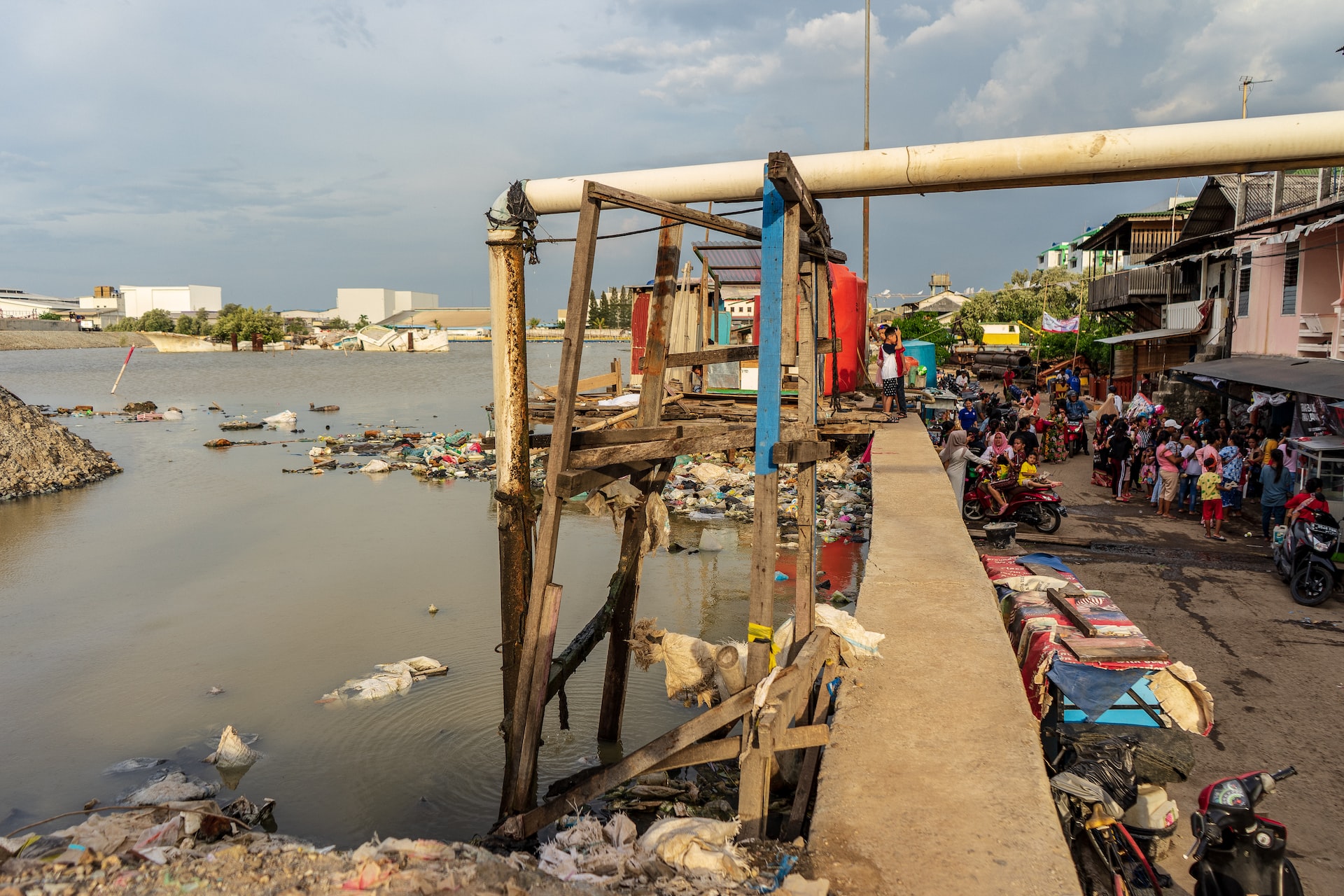 Residents in Muara Baru, one of the fastest sinking areas in Jakarta, live below sea level, protected only by a concrete wall. Credit photo: Tim Shepherd on Unsplash