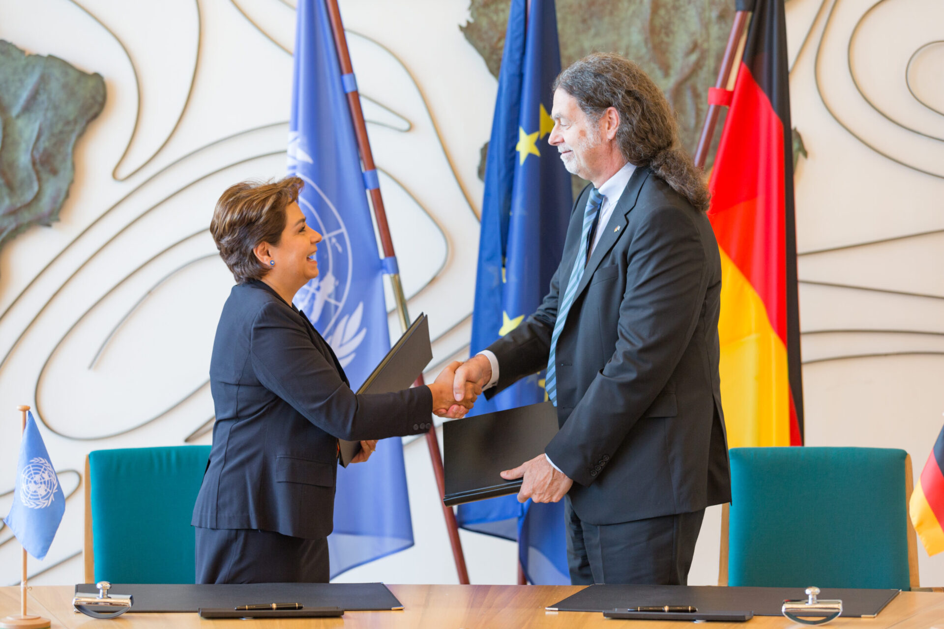 UNFCCC Executive Secretary Patricia Espinosa signs the COP23 hosting agreement with German State Secretary.