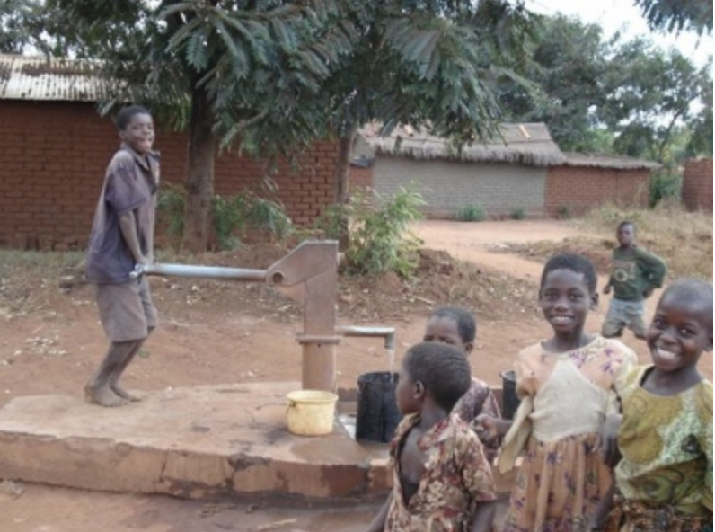 Children pumping water in in Ngulumbe Village, Malawi. Credit: Anna Taylor